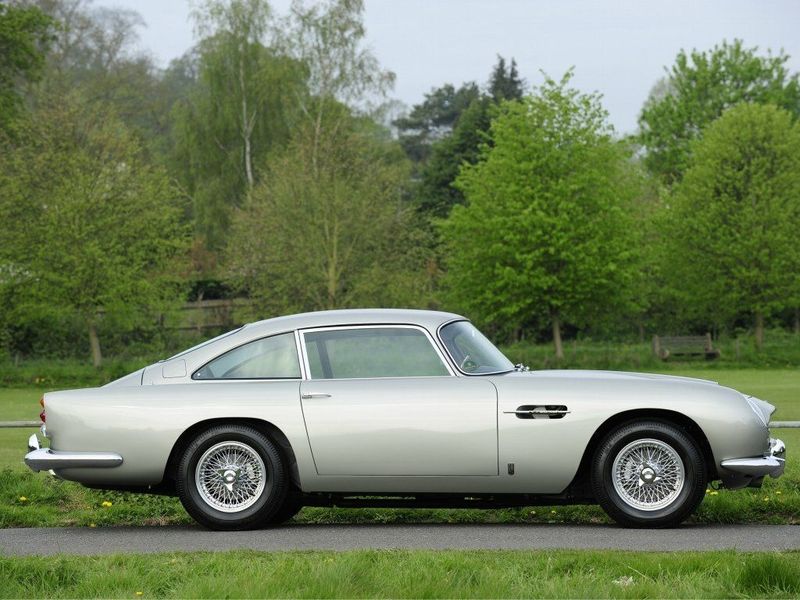 Aston Martin DB5، كوبيه — منظر من الجانب الأيمن