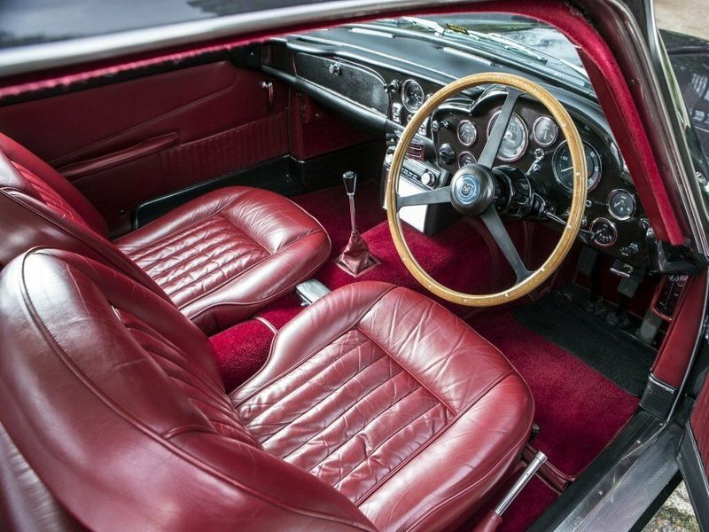 Aston Martin DB5، كوبيه — منطقة السائق