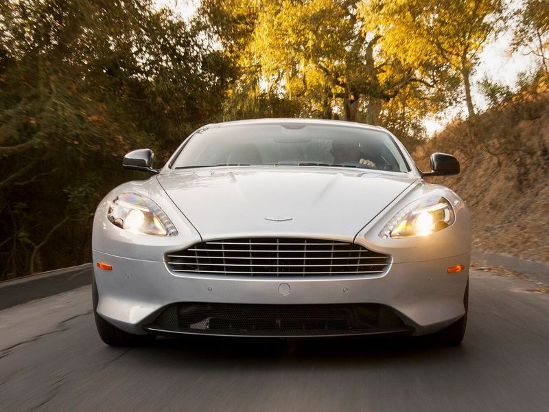Aston Martin DB9 أنا فيس ليفت 2، كوبيه — منظر أمامي