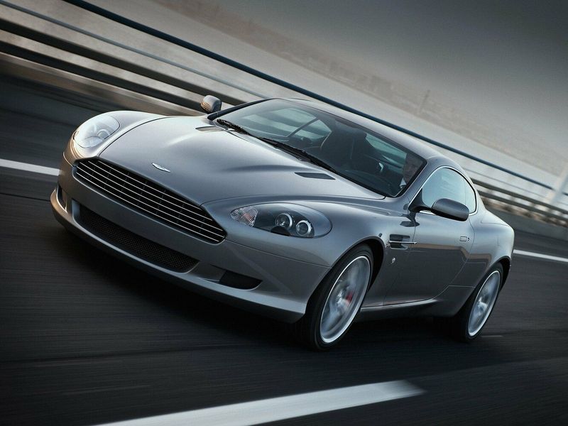 Aston Martin DB9 أنا فيس ليفت، كوبيه — منظر أمامي أيمن