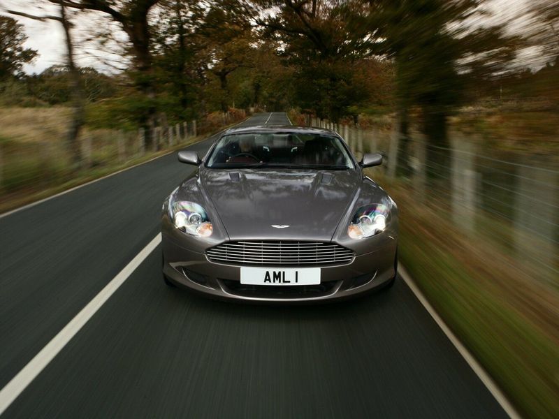 Aston Martin DB9 I، كوبيه — منظر أمامي