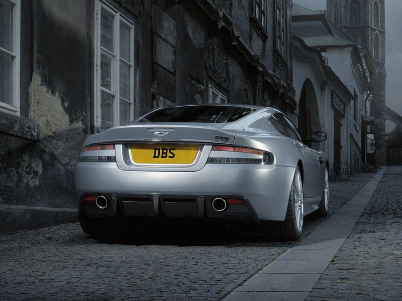 Aston Martin DBS ثانياً، كوبيه — منظر خلفي بزاوية ثلاثة أرباع