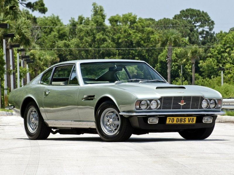 Aston Martin DBS I، كوبيه — منظر أمامي أيمن