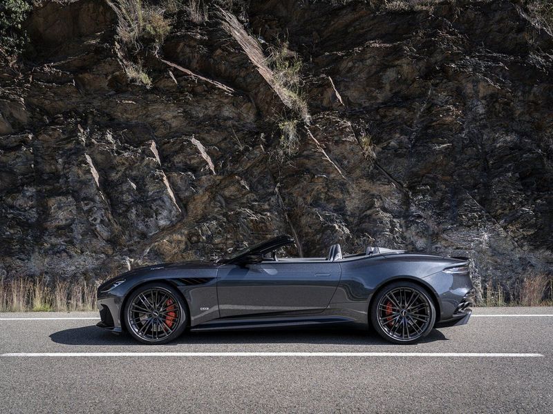 Aston Martin DBS ثالثاً، قابلة للتحويل — منظر من الجانب الأيسر