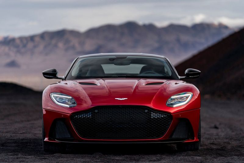 Aston Martin DBS ثالثاً، كوبيه — منظر أمامي