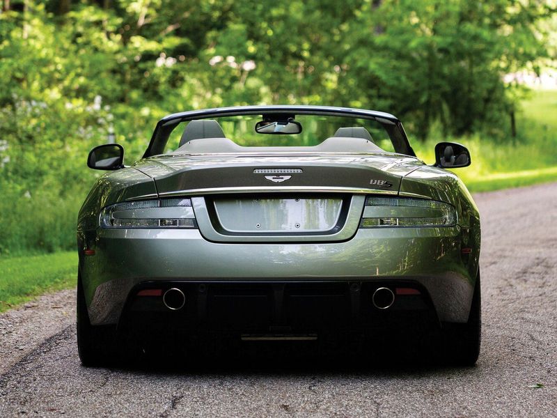 Aston Martin DBS ثانياً، قابلة للتحويل Volante — منظر خلفي