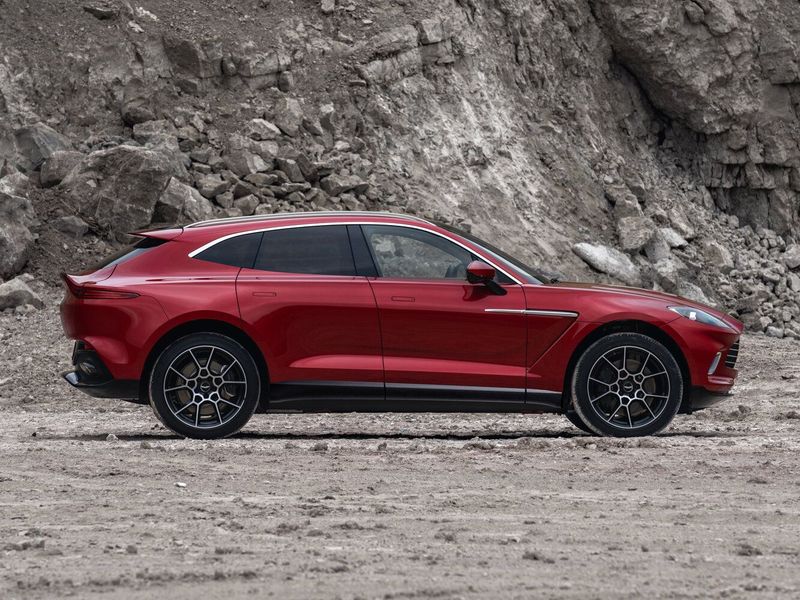 Aston Martin DBX I، دفع رباعي 5 أبواب — منظر من الجانب الأيمن