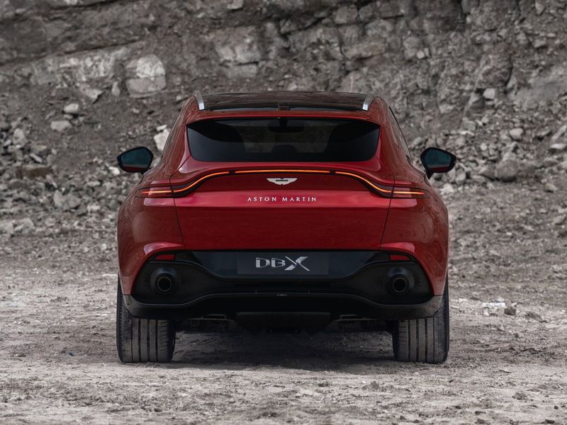 Aston Martin DBX I، دفع رباعي 5 أبواب — منظر خلفي