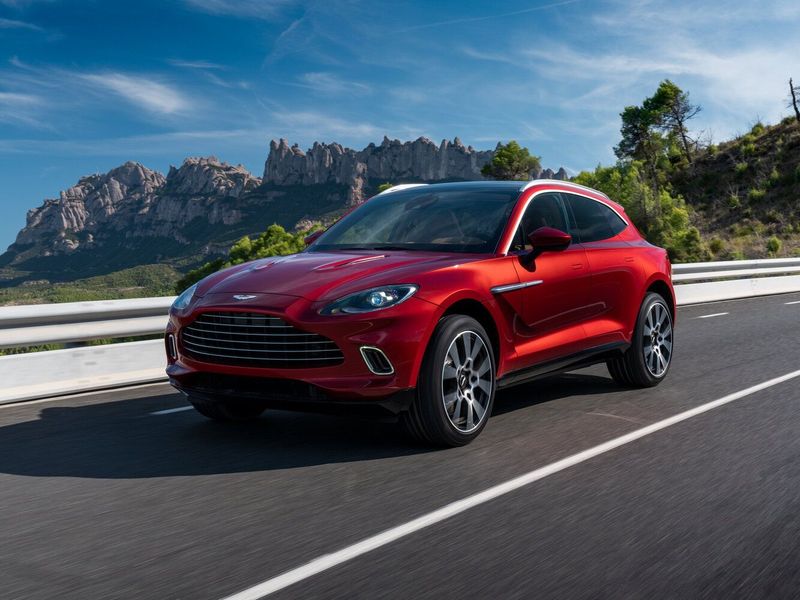 Aston Martin DBX I، دفع رباعي 5 أبواب — منظر أمامي أيمن