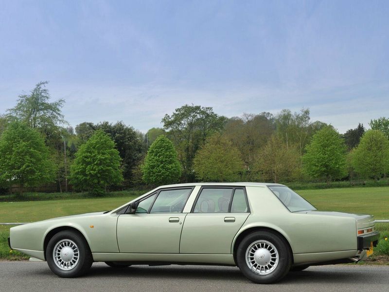 Aston Martin Lagonda، سيدان — منظر من الجانب الأيمن
