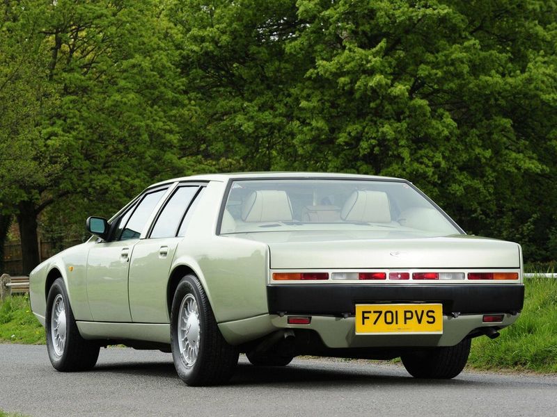 Aston Martin Lagonda، سيدان — منظر خلفي أيسر