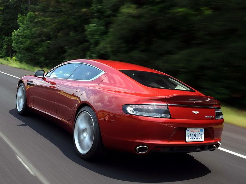 Aston Martin Rapide ط (ق)، ليفتباك — منظر خلفي أيمن