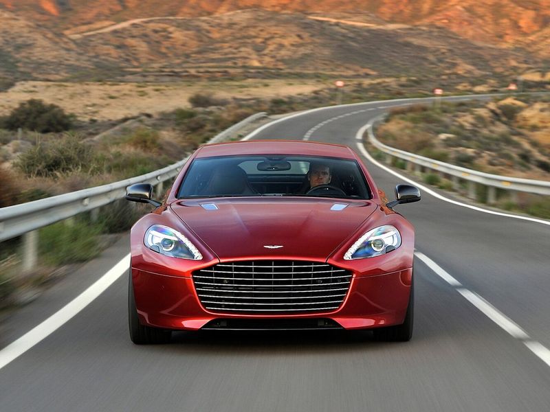 Aston Martin Rapide ط (ق)، ليفتباك — منظر أمامي