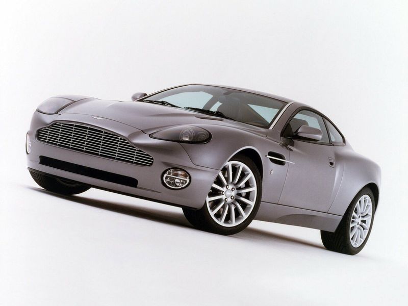 Aston Martin Vanquish I، كوبيه — منظر أمامي أيمن