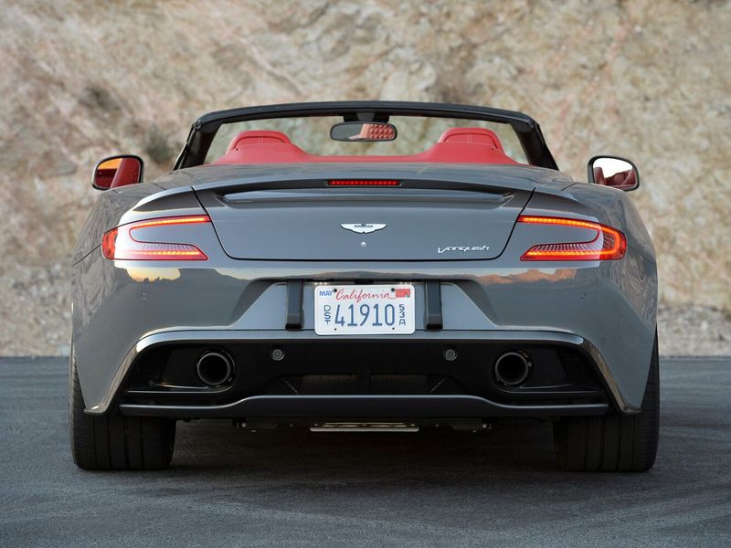 Aston Martin Vanquish ثانياً، رودستر Volante — منظر خلفي