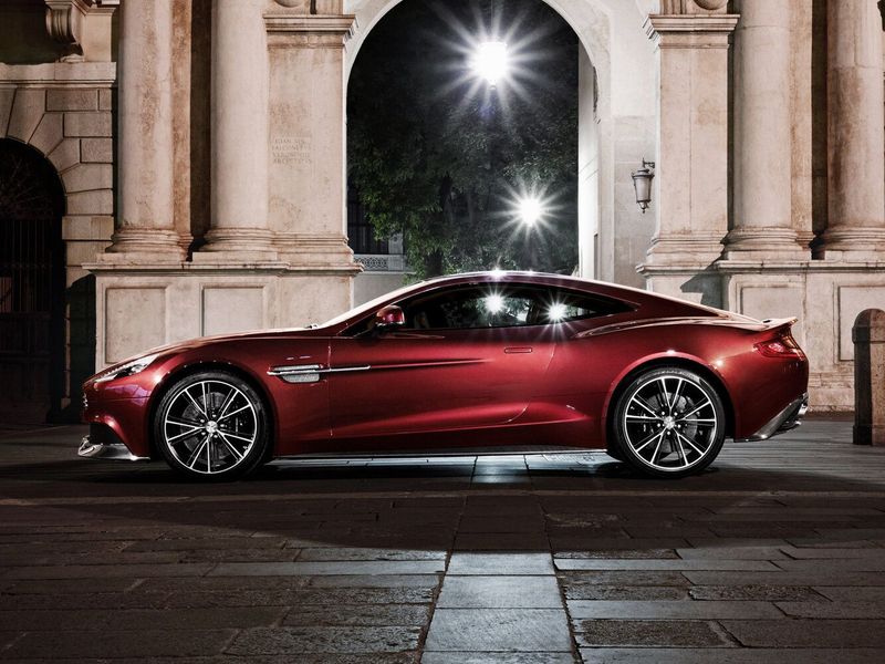 Aston Martin Vanquish ثانياً، كوبيه — منظر من الجانب الأيسر