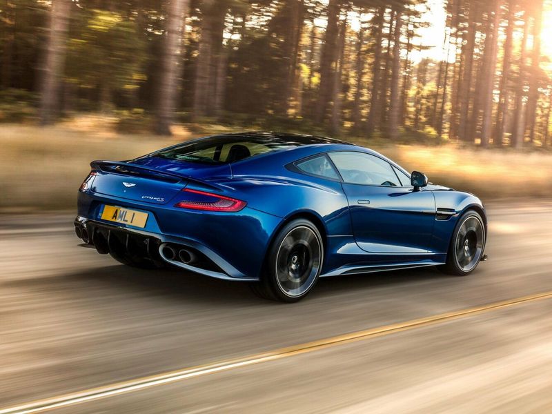 Aston Martin Vanquish ثانياً، كوبيه S — منظر خلفي أيمن