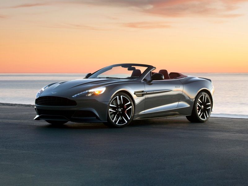 Aston Martin Vanquish ثانياً، رودستر Volante — منظر أمامي أيمن