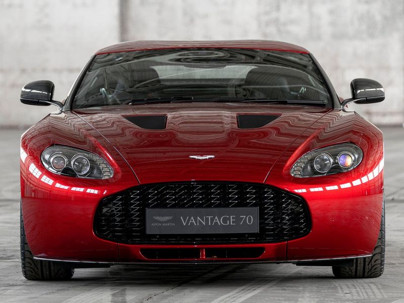 Aston Martin V12 Zagato، كوبيه — منظر أمامي
