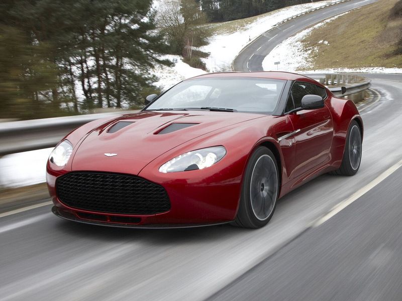 Aston Martin V12 Zagato، كوبيه — منظر أمامي أيمن