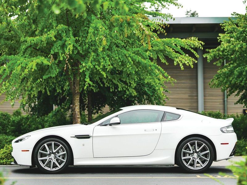 Aston Martin V8 Vantage ثالثاً فيس ليفت، كوبيه — منظر من الجانب الأيسر
