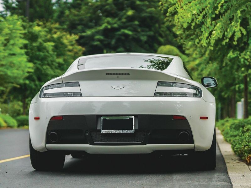 Aston Martin V8 Vantage ثالثاً فيس ليفت، كوبيه — منظر خلفي