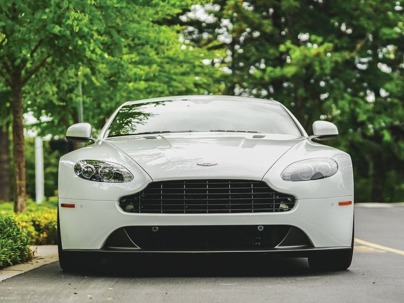 Aston Martin V8 Vantage ثالثاً فيس ليفت، كوبيه — منظر أمامي