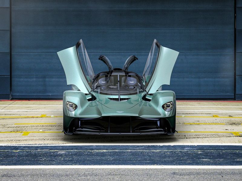 Aston Martin Valkyrie، رودستر Spider — منظر أمامي