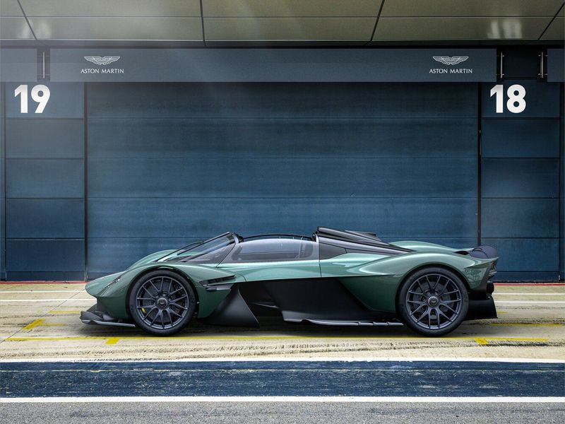Aston Martin Valkyrie، رودستر Spider — منظر من الجانب الأيسر