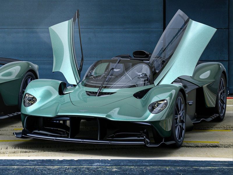 Aston Martin Valkyrie، رودستر Spider — منظر أمامي