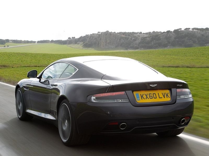 Aston Martin Virage ثانياً، كوبيه — منظر خلفي أيسر