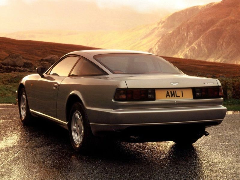 Aston Martin Virage I، كوبيه — منظر خلفي أيمن