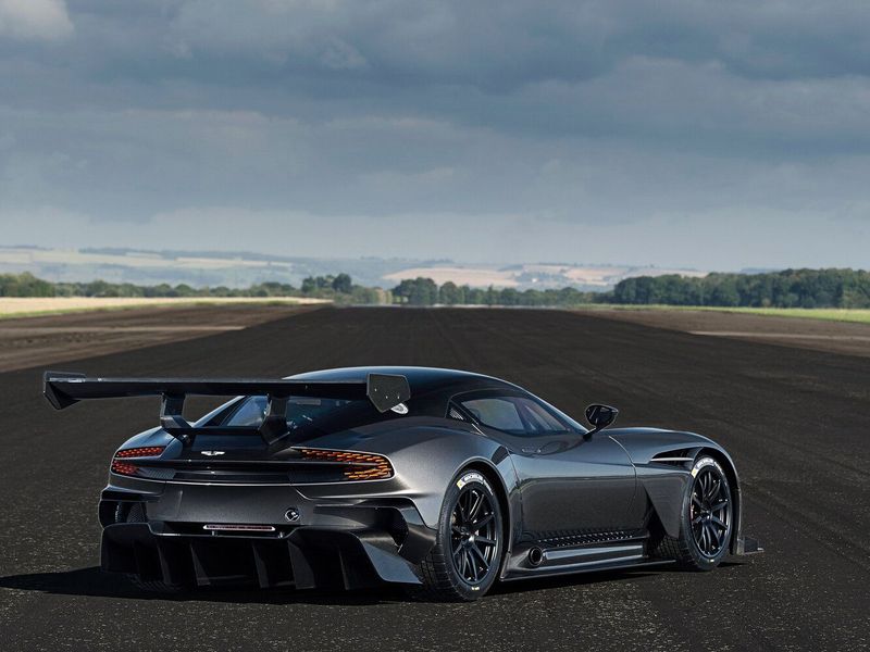 Aston Martin Vulcan، كوبيه — منظر خلفي بزاوية ثلاثة أرباع