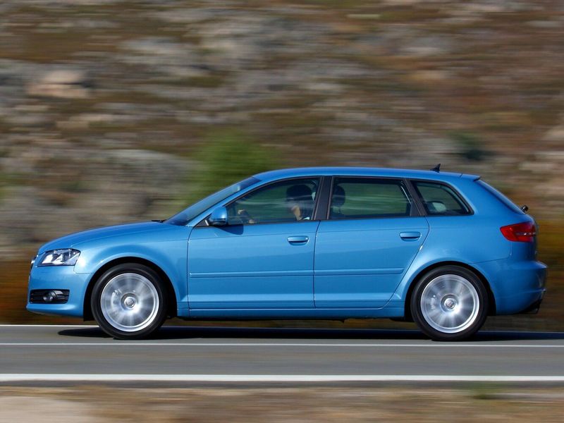 Audi A3 II (8P) II (8P) فيس ليفت 2، هاتشباك 5 أبواب Sportback — منظر من الجانب الأيسر