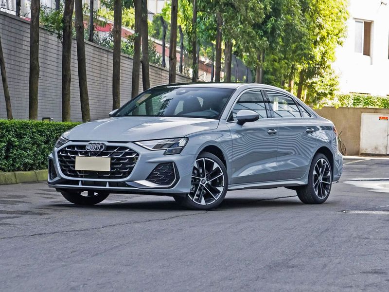 Audi A3 عملية فيس ليفت IV (8 سنوات)، سيدان L — منظر أمامي أيسر