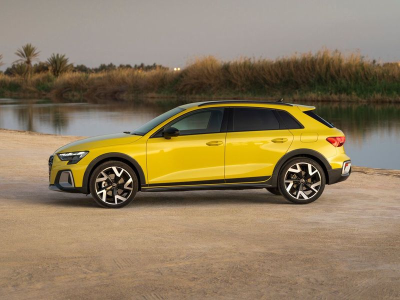 Audi A3 عملية فيس ليفت IV (8 سنوات)، هاتشباك 5 أبواب Allstreet — منظر من الجانب الأيسر