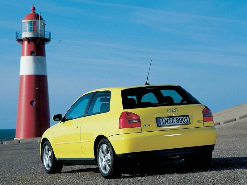 Audi A3 I (8 لتر)، هاتشباك 3 أبواب — منظر خلفي أيسر
