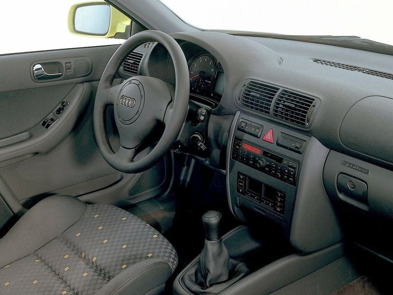 Audi A3 I (8 لتر)، هاتشباك 5 أبواب — منطقة السائق