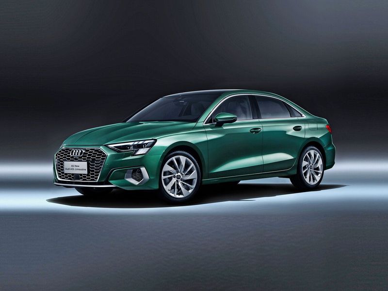 Audi A3 IV (8Y)، سيدان L — منظر أمامي بزاوية ثلاثة أرباع