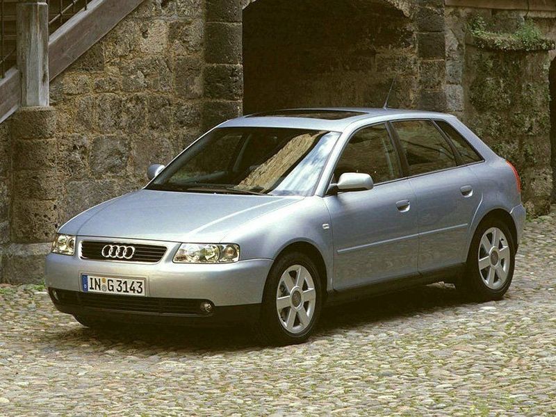 Audi A3 I (8 لتر)، هاتشباك 5 أبواب — منظر أمامي أيمن