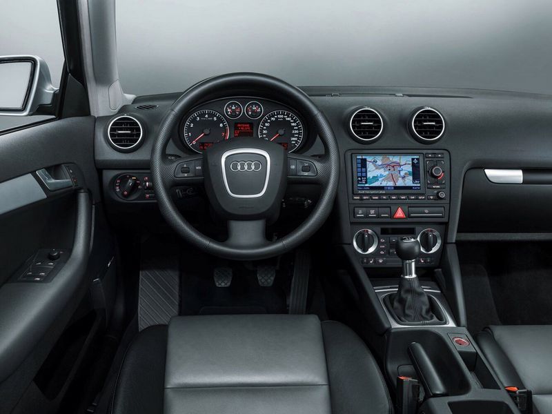 Audi A3 II (8P) II (8P) فيس ليفت 1، هاتشباك 5 أبواب Sportback — لوحة القيادة