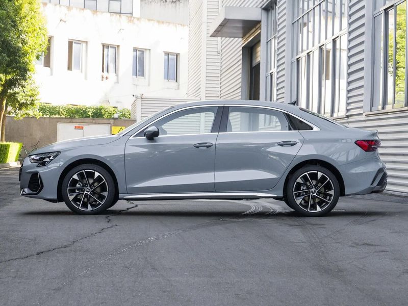 Audi A3 عملية فيس ليفت IV (8 سنوات)، سيدان L — منظر من الجانب الأيسر