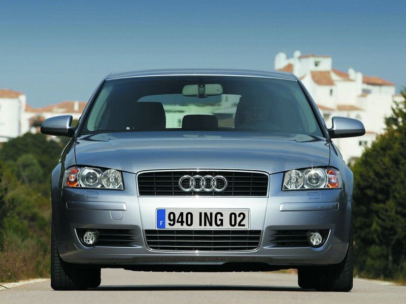 Audi A3 II (8P)، هاتشباك 3 أبواب — منظر أمامي