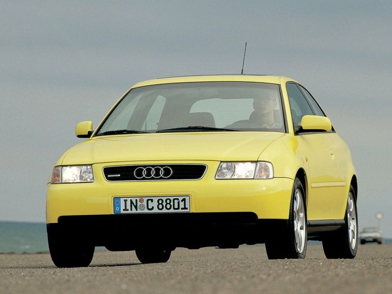 Audi A3 I (8 لتر)، هاتشباك 3 أبواب — منظر أمامي أيمن