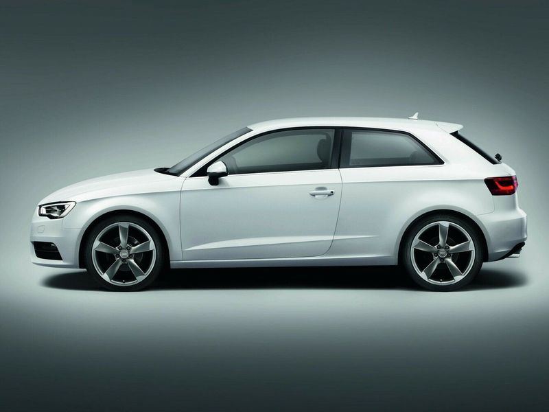 Audi A3 III (8 فولت)، هاتشباك 3 أبواب — منظر من الجانب الأيسر
