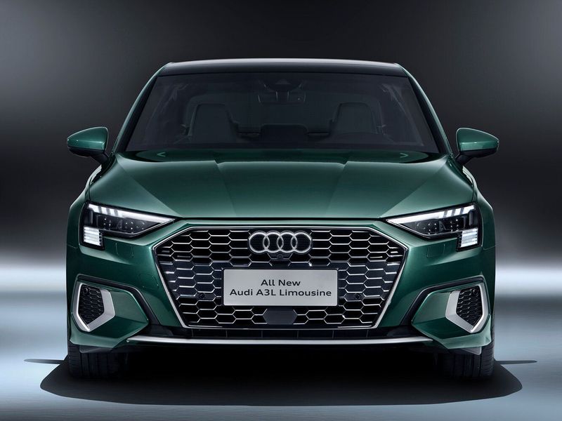 Audi A3 IV (8Y)، سيدان L — منظر أمامي