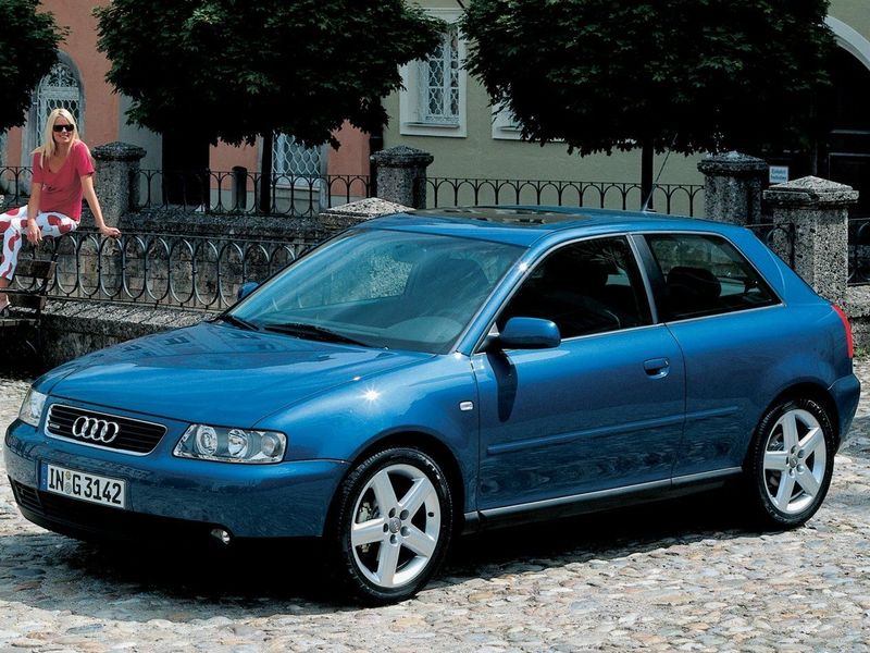Audi A3 I (8L) فيس ليفت (8L)، هاتشباك 3 أبواب — منظر أمامي أيمن