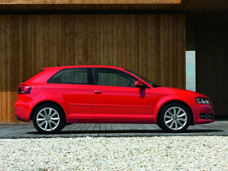 Audi A3 II (8P) II (8P) فيس ليفت 2، هاتشباك 3 أبواب — منظر من الجانب الأيسر