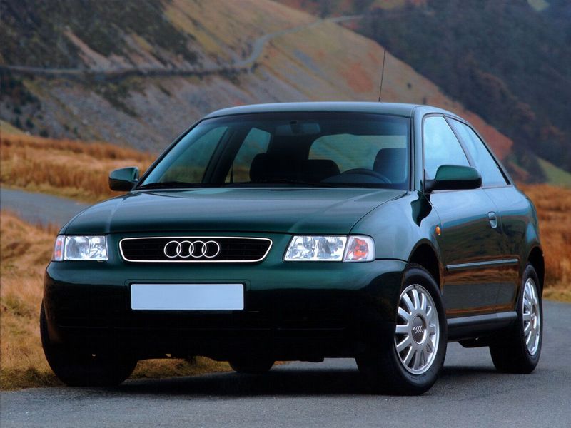Audi A3 I (8L) فيس ليفت (8L)، هاتشباك 3 أبواب — منظر أمامي أيمن