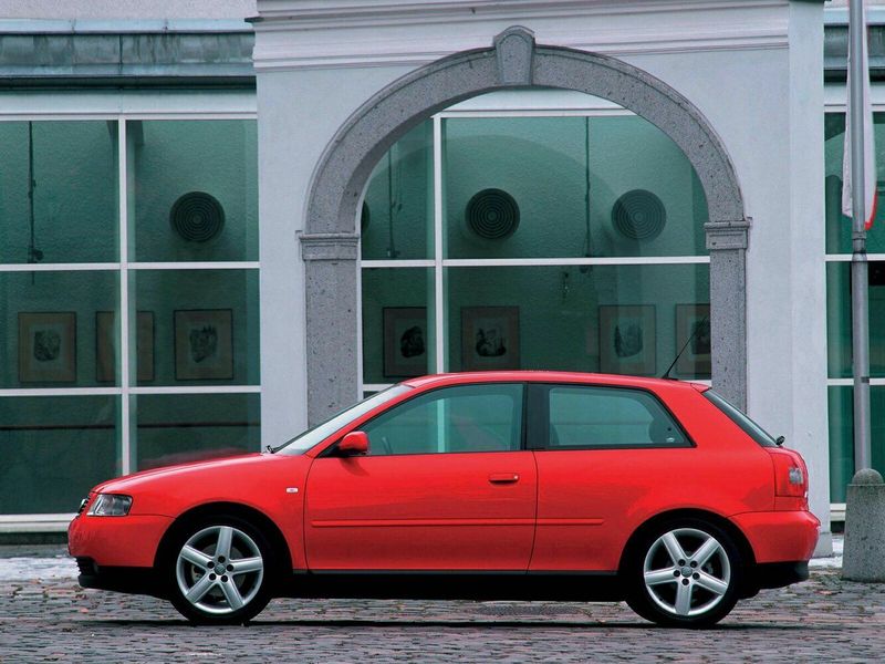 Audi A3 I (8L) فيس ليفت (8L)، هاتشباك 3 أبواب — منظر من الجانب الأيسر